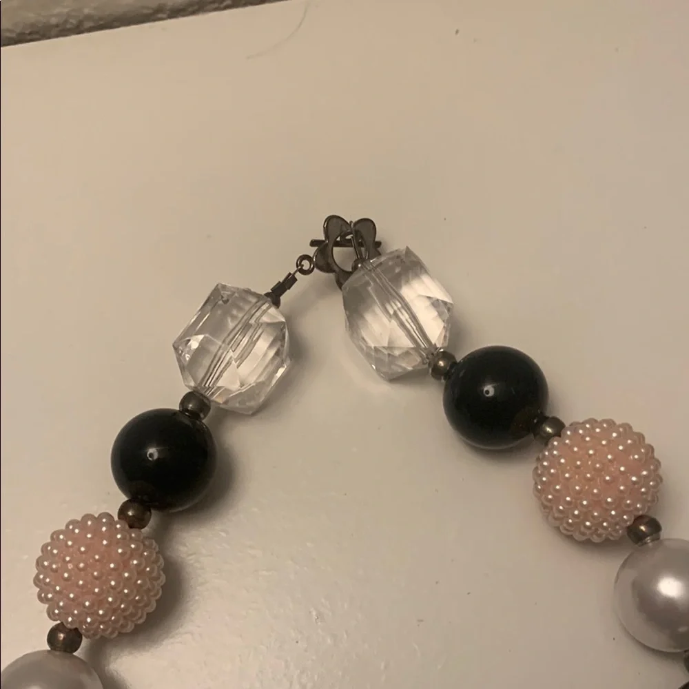 Chic Pink and Black Beaded Necklace with Pendant - Picture 4 of 12